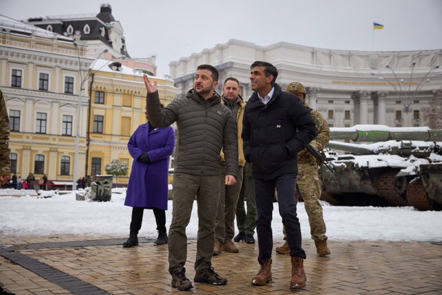Presiden Ukraina Volodymyr Zelensky dan Perdana Menteri baru Inggris Rishi Sunak mengunjungi sebuah pameran yang memamerkan kendaraan militer Rusia yang hancur, di Kiev, Ukraina, Sabtu (19/11/2022). Foto: Ukrainian Presidential Press Service/Handout via REUTERS
