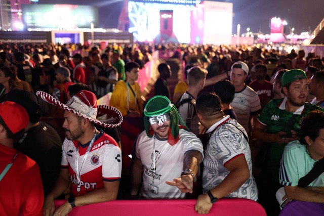 Para suporter menghadiri pembukaan festival penggemar Piala Dunia 2022, di di Taman Al Bidda, Doha, Qatar, Sabtu (19/11/2022). Foto: Marko Djurica/REUTERS