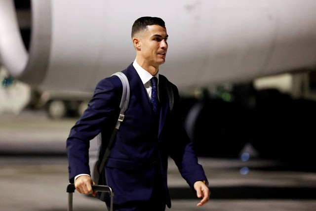 Pemain Portugal Cristiano Ronaldo tiba Bandara Internasional Hamad, Doha, Qatar, Jumat (18/11/2022), untuk Piala Dunia FIFA Qatar 2022. Foto: Molly Darlington/REUTERS