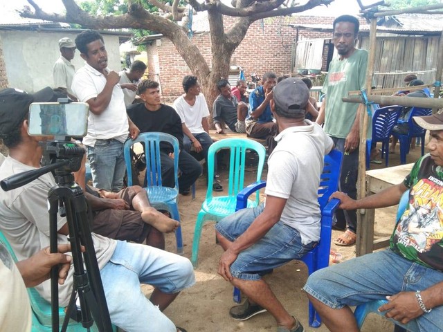 Keterangan Foto:Para petani dan pengepul rumput laut di Desa Kolipadan, Kecamatan Ile Ape ketika ketika ditemui wartawan, Sabtu 19 November 2022. Mereka menolak penerapan Pergub Tata Niaga Komoditas Perikanan NTT.(Teddi L)