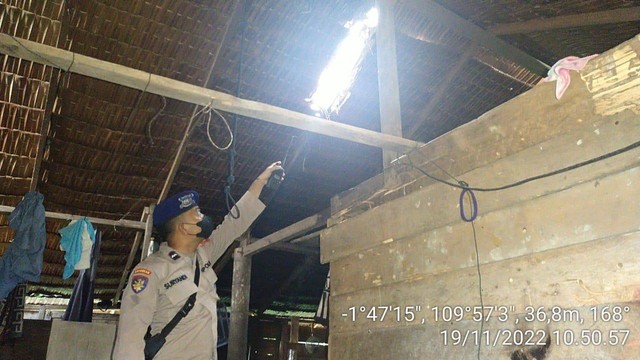 Petir menyambar atap rumah warga di Ketapang. Seorang balita berusia 2,5 tahun meninggal tersambar petir. Foto: Dok. Istimewa