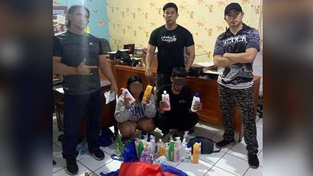 Pasutri asal Manado yang tertangkap tangan mencuri di alfamart yang ada di Kabupaten Minahasa.