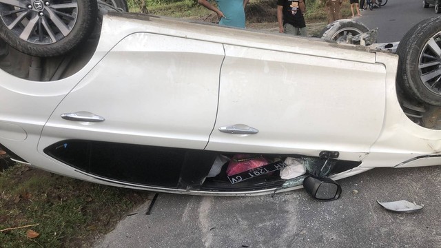 Mobil Honda City ini hilang kendali dan menabrak plangson setelah ban mobil bagian depan sebelah kanan meletus. Tidak ada korban jiwa dalam kecelakaan tunggal ini. Foto: IST/InfoPBUN