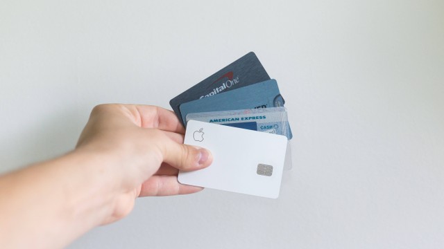 Ilustrasi pembayaran kartu debit. Foto: Unsplash