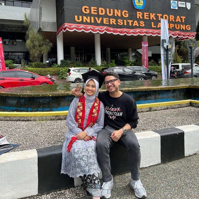 Dyah Cahya Prameswari mahasiswi Universitas Lampung yang mendapat beasiswa dari Jovial Da Lopez berfoto bersama usai prosesi wisuda. | Foto : Instagram @jovialdalopez