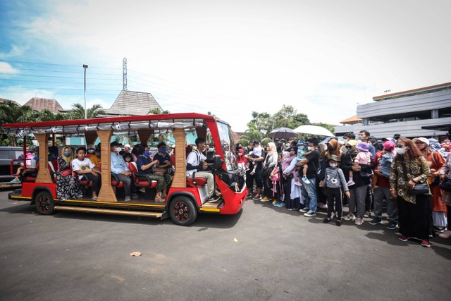 Sejumlah pengunjung mengantre menaiki bus wisata keliling di Taman Mini Indonesia Indah (TMII), Jakarta Minggu (20/11/2022).  Foto: Asprilla Dwi Adha/ANTARA FOTO