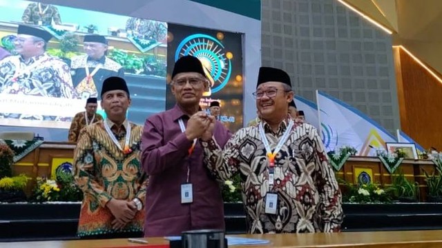 Haedar Nashir dan Abdul Mu'ti kembali menjadi Ketua Umum dan Sekretaris Umum PP Muhammadiyah periode 2022-2027. Foto: Arfiansyah Panji Purnandaru/kumparan