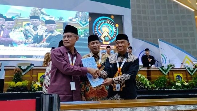 Haedar Nashir dan Abdul Mu'ti kembali menjadi Ketua Umum dan Sekretaris Umum PP Muhammadiyah periode 2022-2027. Foto: Arfiansyah Panji Purnandaru/kumparan