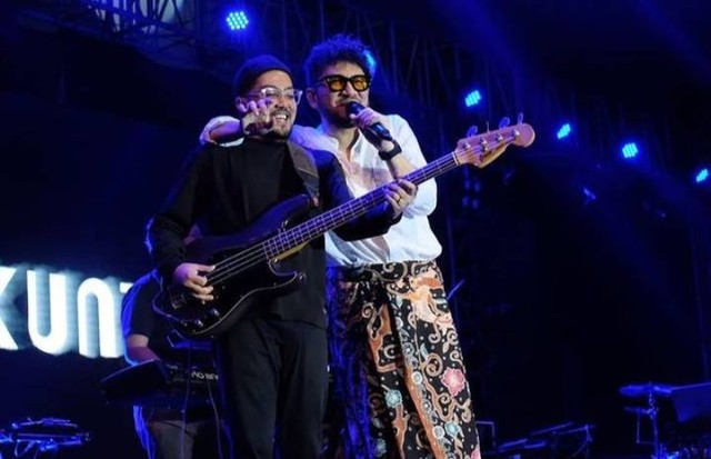Musisi Kunti Aji saat tampil dalam konser musik bertajuk Spontanz Festival in Collaboration with Batik Surabaya, Jumat (18/11) malam. Foto: Diskominfo Surabaya