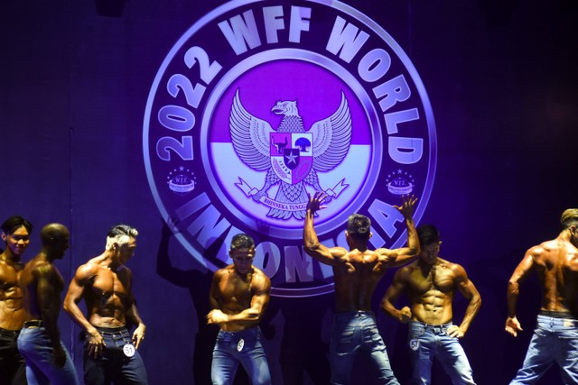 Sejumlah binaragawan menunjukkan otot dan bentuk tubuhnya saat mengikuti kejuaraan dunia binaraga WFF World Indonesia 2022 di Kuta Beach Park The Mandalika, Praya, Lombok Tengah, NTB, Minggu (20/11/2022). Foto: Ahmad Subaidi/ANTARA FOTO