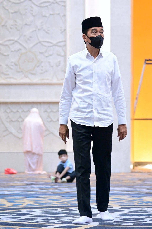 Presiden Joko Widodo melakukan salat Duha di Masjid Raya Sheikh Zayed, Surakarta, Jawa Tengah, Minggu (20/10/2022). Foto: Muchlis Jr/Biro Pers Sekretariat Presiden