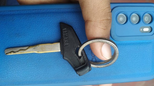 Kunci motor dan handphone yang disita dari pelaku. Foto: polisi 
