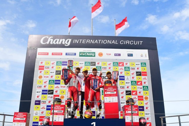 Pebalap Indonesia binaan PT Astra Honda Motor (AHM) mendominasi podium Asia Road Race Championship (ARRC) 2022 seri terakhir di Chang International Circuit, Buriram, Thailand. Foto: AHM