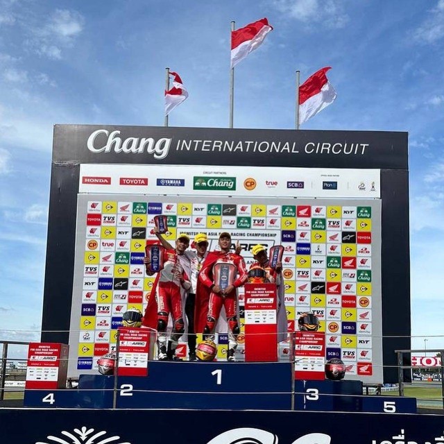 Pebalap Indonesia binaan PT Astra Honda Motor (AHM) mendominasi podium Asia Road Race Championship (ARRC) 2022 seri terakhir di Chang International Circuit, Buriram, Thailand. Foto: AHM