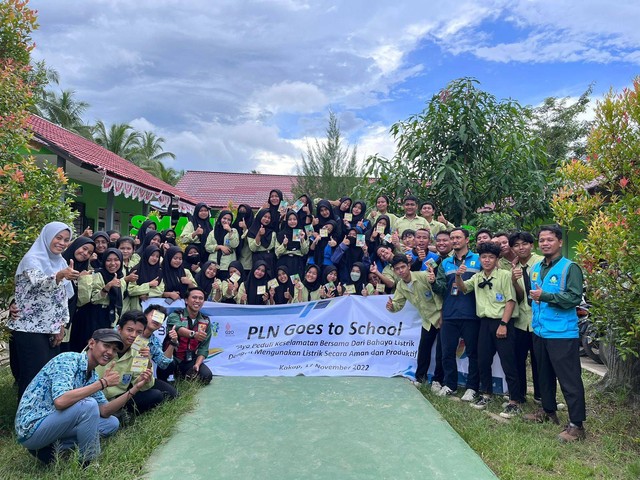 PLN UP3 Pontianak laksanakan edukasi lewat program 'PLN Go To School' di SMA Negeri 3 Sei Kakap. Foto: Dok. PLN Pontianak