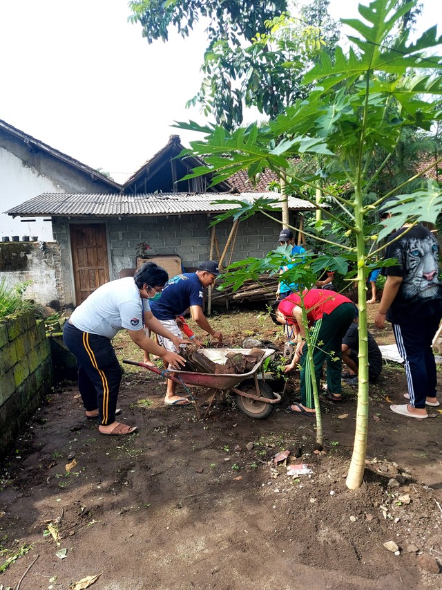 Proses pembersihan lahan dari sampah dan material-material yang tidak digunakan