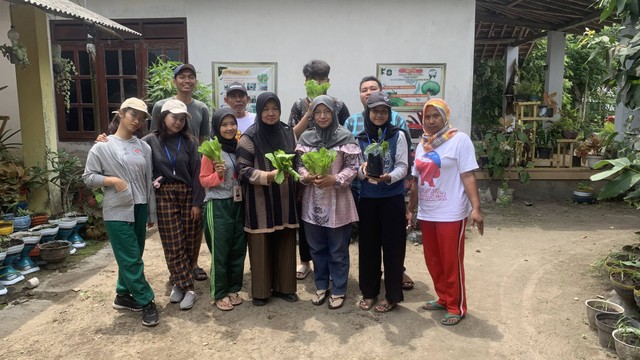 Foto bersama antara mahasiswa UPN "Veteran: Jawa Timur dengan KWT Pinang Lestari