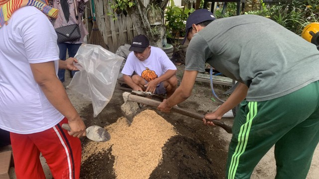 Proses pembuatan media tanam untuk pembibitan