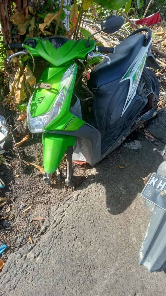 Sepeda motor Beat milik Mia, ban beserta velg sepeda motor tersebut tersebut diduga dicuri saat diparkir pemiliknya di pinggir jalan di depan rumahnya. Minggu, (20/11).