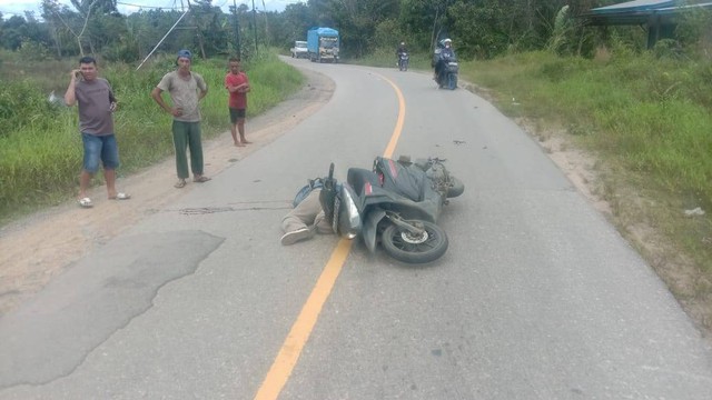 Kecelakaan lalu lintas di Jalan Sekadau-Sanggau, tepatnya di Desa Peniti, Kecamatan Sekadau Hilir, Kabupaten Sekadau. Foto: Dok. Satlantas Polres Sekadau