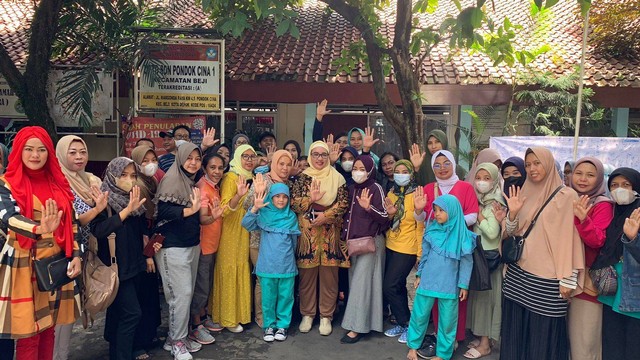 Komisioner Komisi Perlindungan Anak Indonesia (KPAI), Retno Listyarti, mengunjungi SDN Pondok Cina 01 Kota Depok pada Jumat (18/11). Foto: KPAI