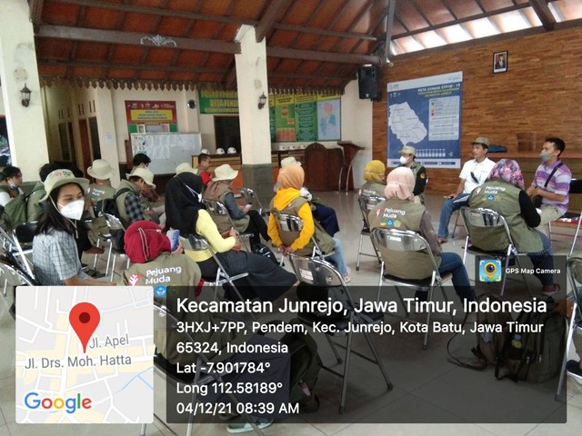 Kegiatan  Program Pejuang Muda  sebelum Verifikasi dan Validasi (DTKS) mendapat arahan dari kepala Desa di Kec.Junrejo, Sumber: dokumentasi pribadi penulis 