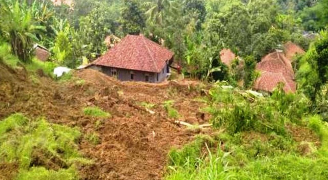 Musibah longsor yang melanda di Kabupaten Kuningan, Jawa Barat, menyebabkan jalan amblas hingga menimbun rumah warga. (Foto: BPBD Kuningan)