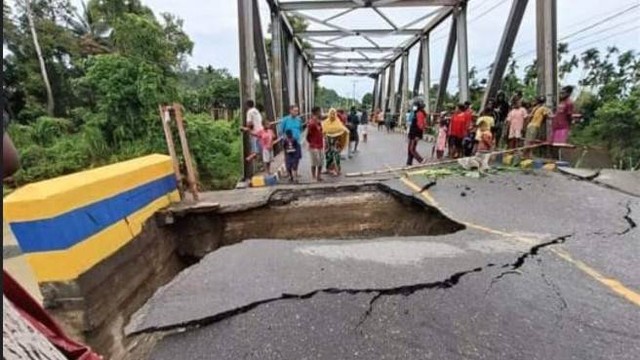 Jembatan Kali Nabire yang ambles akibat hujan deras semalaman. (Foto Humas Polda Papua) 