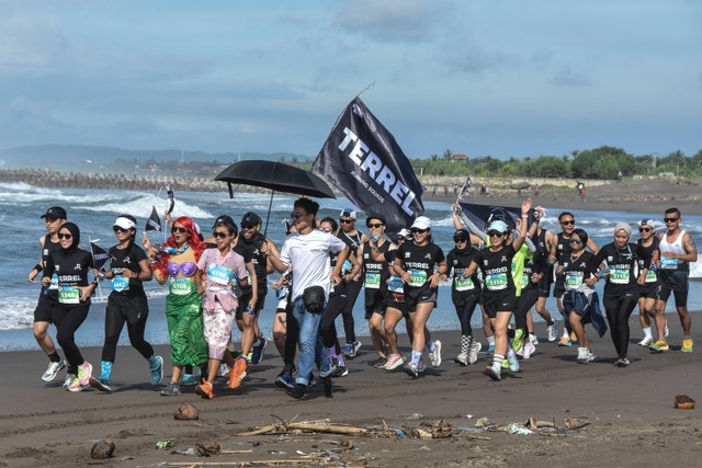 Sejumlah peserta mengikuti Jabar International Marathon (JIM) di Pantai Barat Pangandaran, Jawa Barat, Minggu (20/11/2022). Foto: Adeng Bustomi/ANTARA FOTO