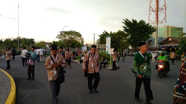 Penutupan Muktamar Ke 48 Warga Muhammadiyah Berdatangan Ke Edutorium 