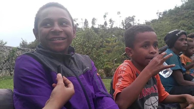 Anak-anak Kiwirok yang berada di pengungsikan Kampung Kutdol Distrik Oksibil Kabupaten Pegunungan Bintang, Provinsi Papua Pegunungan. (Foto Humas Polda Papua) 