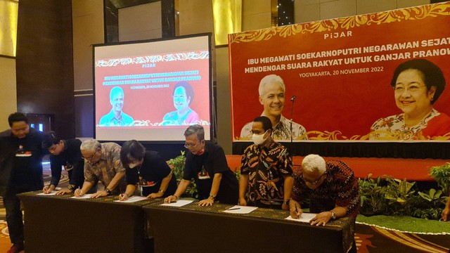 Komunitas PIJAR (Pilihlah Ganjar) saat menandatangani surat yang akan dikirim ke Megawati Soekarnoputri, Minggu (20/11/2022). Foto: Tugu Jogja