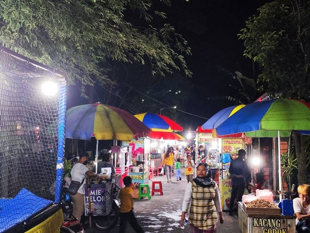 Suasana bazar yang menghiasi event "Pasar Jaranan Kelurahan Blitar" (Sumber : Dokumentasi Pribadi)