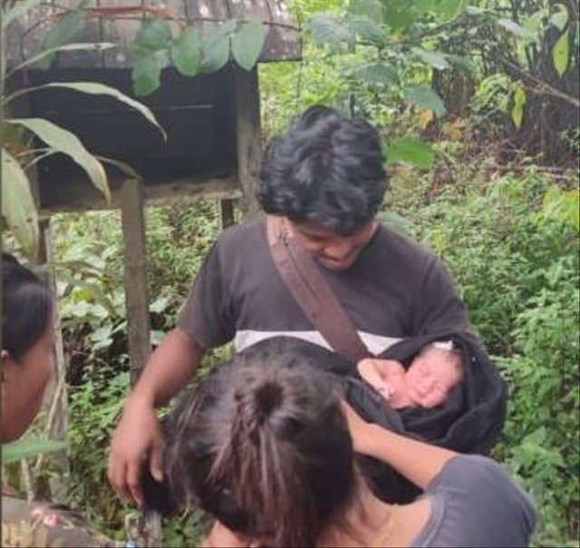Bayi perempuan yang ditemukan warga di salah satu tempat keramat di lokasi perusahaan kelapa sawit di Katingan Tengah, Kalimantan Tengah. (FOTO: Dokumen Warga).