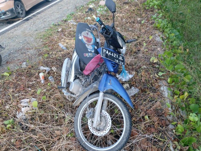 Sepeda motor Honda Supra-X yang dikendarai oleh Sugianto (40), penjual krupuk yang tewas terseret 80 meter dalam kecelakaan di Jayapura. (Foto Humas Polresta Jayapura Kota) 