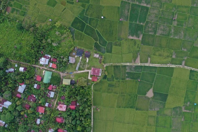Area sawah dan permukiman warga Gampong Rabo. Foto: Abdul Hadi/acehkini