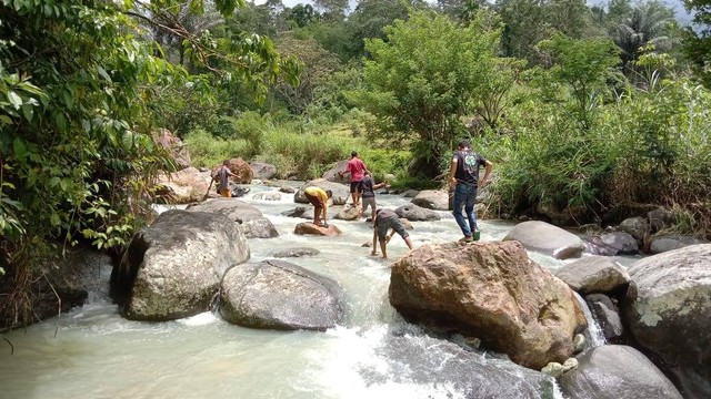 Keterangan foto: Sejumlah warga menyusuri sungai mencari korban.Foto: Dok.warga Desa Wangkar Weli.