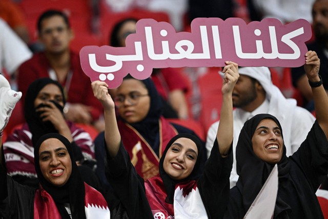 Fans Qatar menghadiri pembukaan Piala Dunia 2022 Qatar dan pertandingan Qatar melawan Ekuador di Stadion Al Bayt, Al Khor, Qatar.
 Foto: Dylan Martinez/REUTERS