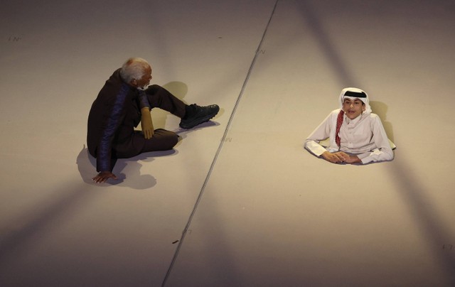 Morgan Freeman dan Ghanim Al Muftah di Pembukaan Piala Dunia 2022 di Qatar. Foto: REUTERS/Molly Darlington