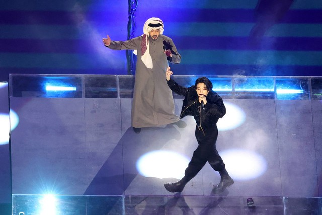 Penyanyi Jung Kook dan Fahad Al Kubaisi tampil pada upacara pembukaan Piala Dunia FIFA Qatar 2022 di Stadion Al Bayt, Al Khor, Qatar, Minggu (20/11/2022). Foto: Fabrizio Bensch/REUTERS