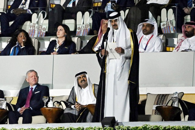 Emir Qatar Sheikh Tamim bin Hamad Al Thani berpidato selama upacara pembukaan Piala Dunia FIFA Qatar 2022 di Stadion Al Bayt, Al Khor, Qatar, Minggu (20/11/2022). Foto: Kai Pfaffenbach/REUTERS
