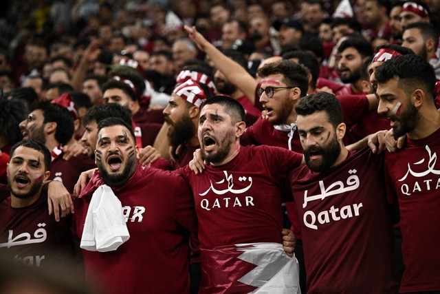 Suporter Qatar bereaksi di dalam stadion sebelum pertandingan Qatar vs Ekuador di Stadion Al Bayt, Al Khor, Qatar, Minggu (20/11/2022). Foto: Dylan Martinez/REUTERS