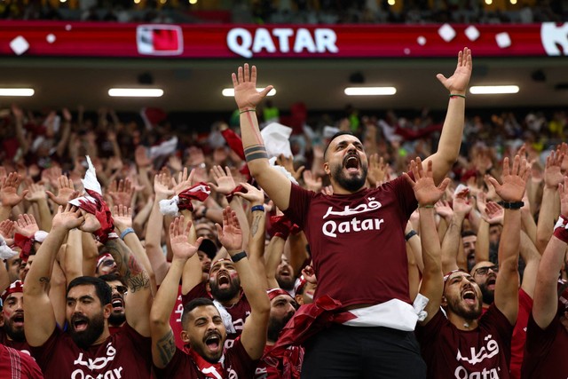 Suporter Qatar bereaksi di dalam stadion sebelum pertandingan Qatar vs Ekuador di Stadion Al Bayt, Al Khor, Qatar, Minggu (20/11/2022). Foto: Kai Pfaffenbach/REUTERS