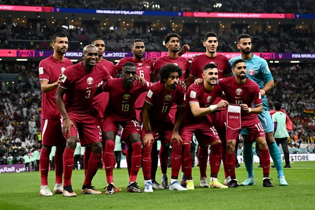 Pemain Qatar berpose untuk foto grup tim sebelum pertandingan Qatar vs Ekuador di Stadion Al Bayt, Al Khor, Qatar, Minggu (20/11/2022). Foto: Dylan Martinez/REUTERS