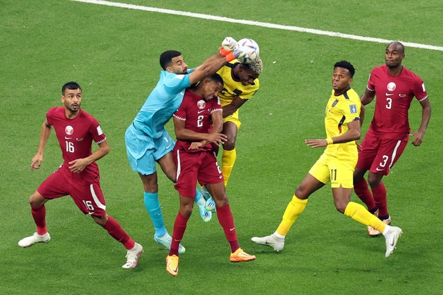 Pemain Ekuador Enner Valencia mencetak gol yang kemudian dianulir saat hadapi Qatar di Stadion Al Bayt, Al Khor, Qatar, Minggu (20/11/2022). Foto: Dylan Martinez/REUTERS