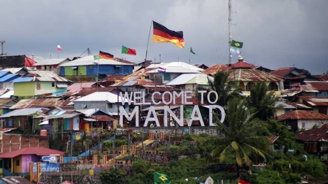 Bendera peserta Piala Dunia 2022 berkibar di langit kota Manado. foto: febry kodongan/manadobacirita