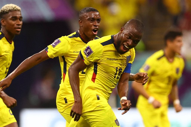 Pemain Ekuador Enner Valencia berselebrasi usai mencetak gol keduanya saat hadapi Qatar di Stadion Al Bayt, Al Khor, Qatar, Minggu (20/11/2022). Foto: Kai Pfaffenbach/REUTERS