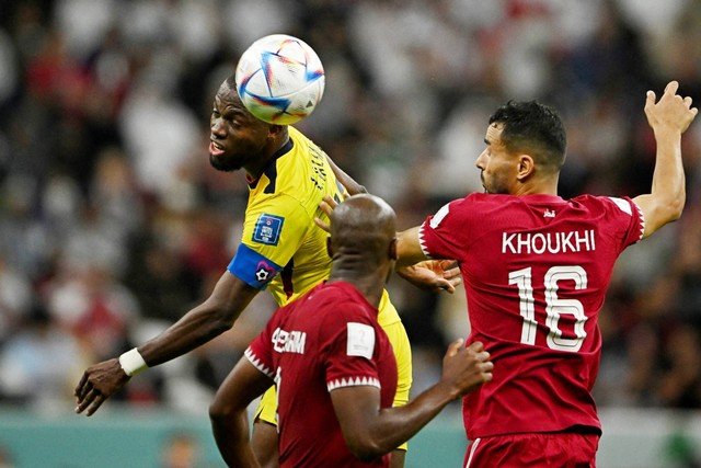 Pemain Ekuador Enner Valencia beraksi dengan pemain Qatar Boualem Khoukhi di Stadion Al Bayt, Al Khor, Qatar, Minggu (20/11/2022). Foto: Dylan Martinez/REUTERS