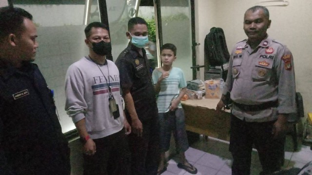 Polisi amankan anak yang tersesat di lorong Lantai 18 Apartemen Point Square, Jakarta Selatan. Foto: Dok. Istimewa