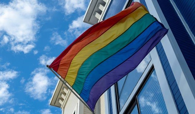 Bendera LGBT yang dilarang dikibarkan di Qatar. Sumber: shutterstock